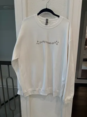 Gildan White “In My Mom Era” Embroidered Crewneck Sweatshirt Large NWT thumbnail 3