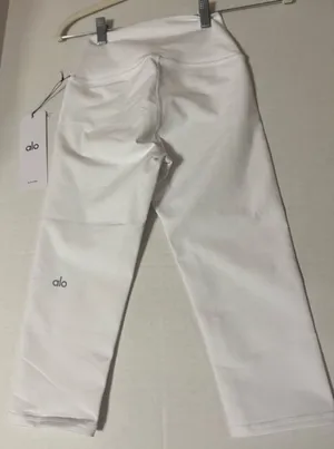NWT white ALO 16” airbrush Capri leggings xxs thumbnail 1