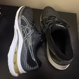 Asics Gel-Kayano 28 Black White Athletic Running Shoes Women's Size 8.5 thumbnail 3