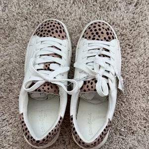 Universal Thread White and Tan Dot Sneakers thumbnail 4