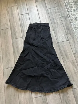 High-Waist Black Maxi Skirt with Frayed Hem thumbnail 4