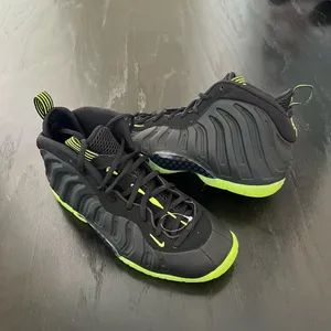 New NIKE Little Posite One GS 'Black Volt' thumbnail 2