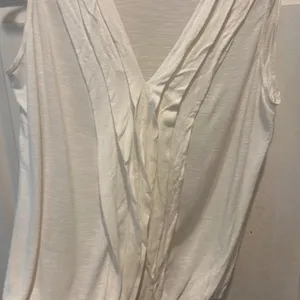 Max Studio White Pleated Blouse Womens L‎ Sleeveless V Neck Lightweight Top thumbnail 4