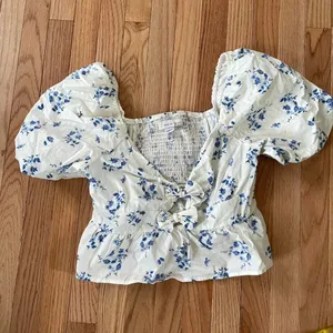 White Blue Floral Peplum Top Large Cottagecore Coquette Puff Sleeve Tie Front thumbnail 3