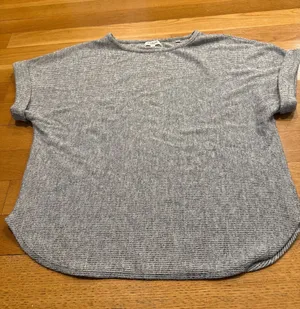 Max studio short sleeve sweater size large. thumbnail 1
