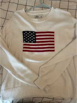 Hollister sweater thumbnail 1