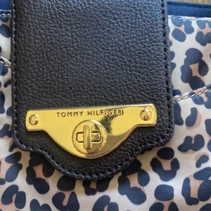 Used Tommy Hilfiger purse thumbnail 5