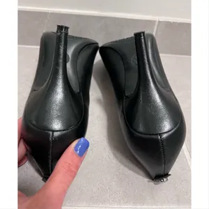 Michael Kors Black Leather Pointed-Toe Pumps thumbnail 7