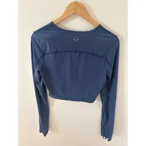Beyond Yoga Womens Long Sleeve Crop Top Blue Crew Neck Slim Fit Size Medium thumbnail 3