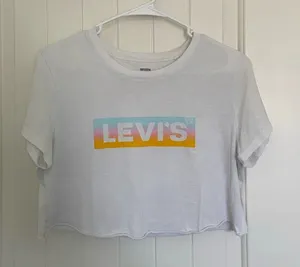 Levi’s women’s logo decal crop top — medium‎ thumbnail 1