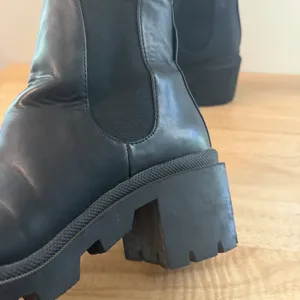 Steve Madden Amulet AMUL01S1‎ Women's Size 7.5 Lug Sole Boots Black Chelsea thumbnail 3
