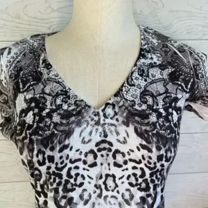 Apt 9 black & white abstract print embellished short sleeve top Size Small thumbnail 2