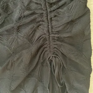 Silence + Noise‎ Asymmetrical Ruched Skirt Black Size L Urban Outfitters Texture thumbnail 3