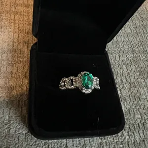 Gorgeous Stainless Steel Silver and Faux Emerald Ring Size 8 thumbnail 2