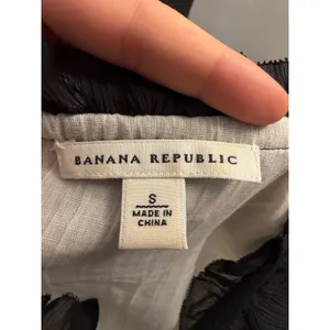Banana Republic Sleeveless Gauze Ruffle Neck Blouse Black White Regency Frill thumbnail 6
