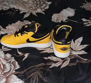 Nike Air Jordan 1 Low Youth 6.5 Black & Yellow(Women’s 8) thumbnail 2