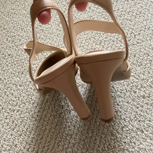 NEW Calvin Klein Slingback Nude Pumps Heels Wrap Around Kitten Mary Janes Sz 8 thumbnail 5