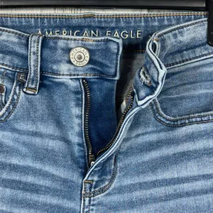 American Eagle SZ 4 LONG Hi-Rise Jegging Jeans Soft Knit Chewed Hems Whiskered thumbnail 3