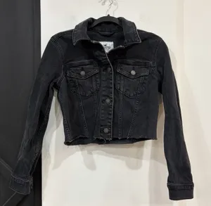 Hollister Cropped Black Denim Jacket Size Small Distressed Raw Hem thumbnail 1