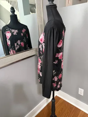 Maurices’s 24/7 Collection lightweight rose-floral print Henley sweater top size XL. thumbnail 3