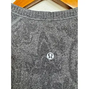 Lululemon Swiftly Tech Long Sleeve Crew Grey Paisley Jacquard Size 6 Running Top thumbnail 4