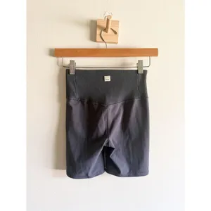 Vuori Ribbed High Waist Grey Biker Shorts Size XS thumbnail 4