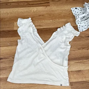 Billabong white / Cream ribbed cris-cross crop tank with Ruffled Sleeves medium thumbnail 4
