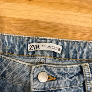 Zara Wide Leg Light Wash Jeans Size 12 thumbnail 3