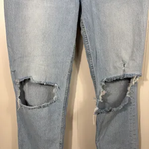 Abercrombie & Fitch The 90s Straight Ultra High Rise Distressed Light Wash Jeans thumbnail 2