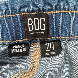 Urban Outfitters BDG Pull On Mom Jeans Women’s 24 thumbnail 2