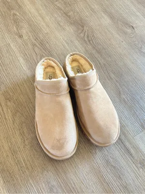 Women’s UGG classic slipper thumbnail 3