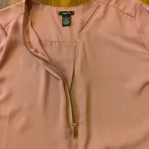 Rue 21 blouse large blush color long sleeve with button tabs v-neck zip … thumbnail 4