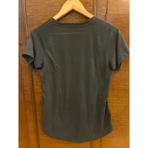 Patagonia Women’s Medium Black Short Sleeve Performance Athletic Top thumbnail 2