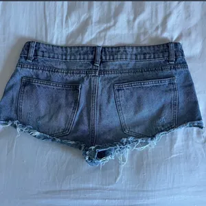 Edikted blue denim shorts frayed bottom size medium thumbnail 3