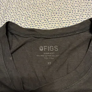 FIGS Super Soft Long Sleeve Crewneck – Black, XSmall, EUC thumbnail 4
