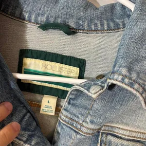 Y2K Hollister light wash denim jacket embroidered pockets 2000s‎ McBling coastal thumbnail 3