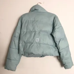 Alo Yoga Gold Rush Puffer Chalk Blue M thumbnail 13
