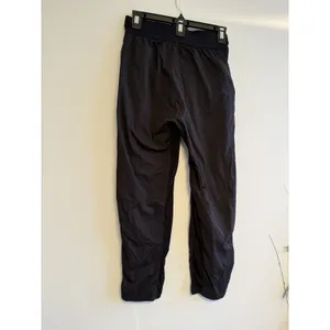 Lululemon Size‎ 4 Dance Studio Mid-Rise Crop 25" Black thumbnail 2
