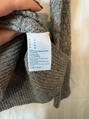 American Eagle Gray Textured Knit V‑Neck Sweater – Medium thumbnail 4