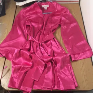 Womens Morgan Taylor Super Sexy Lightweight Silky Satiny Pink Robe Size Small thumbnail 1