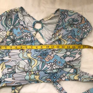 No Comment Blue floral crop wrap top shirt blouse V-neck o-ring open back-Size M Measurements in pics thumbnail 4