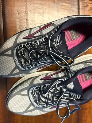 Brooks Dyad Women's Athletic Running Shoes — Gray with Pink Accent thumbnail 2
