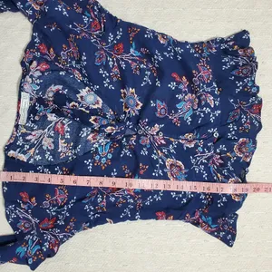 Abercrombie and Fitch Blue Floral Blouse size XS‎ button up with bow in front thumbnail 6