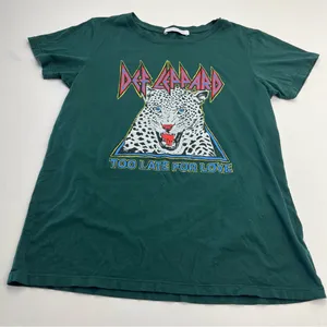 Daydreamer Def Leppard Women’s Size XS Green Short Sleeve T-Shirt‎ Shirt Top thumbnail 1
