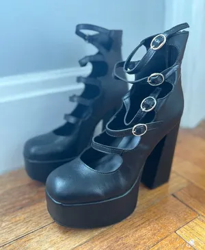 •Bamboo platform strappy chunk heels• Size 9 thumbnail 1