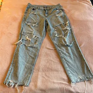 American Eagle Strigid light wash high rise straight fit distressed jeans 14 thumbnail 1