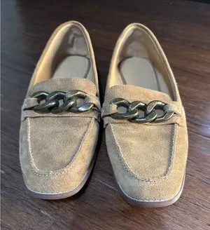 Crown Vintage‎ Feyola Women's Tan Suede Loafer W Gold Tone Chain Accent Size 10 thumbnail 1