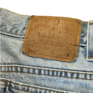 Vintage Levi's 550 Relaxed Tapered Jeans Light Wash 90s Mom Y2K Jeans Size 12 thumbnail 2