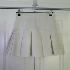 Revolve Lioness Pleated White Mini Skirt XS thumbnail 3