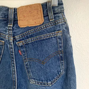 Vintage Levi's‎ High Waisted Jeans Rolled Hem Medium Blue Button Fly Tapered thumbnail 5